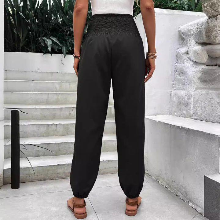 High-waisted leisure trousers for women with elastic waist and practical side pockets Lune London