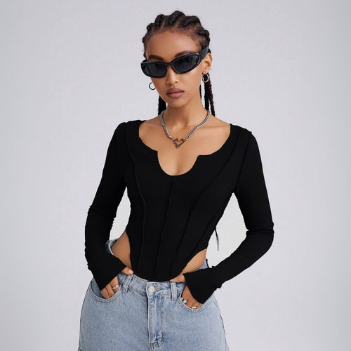 Body à manches longues pour femmes avec décolleté en V profond et détails découpés intricats Chic & Stil