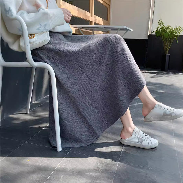 Long knit skirt for ladies, flared with a fine texture Lune London