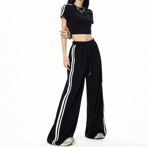 Ensemble sportif féminin composé d'un crop top et de pantalons à coupe ample avec des détails en slip Chic & Stil