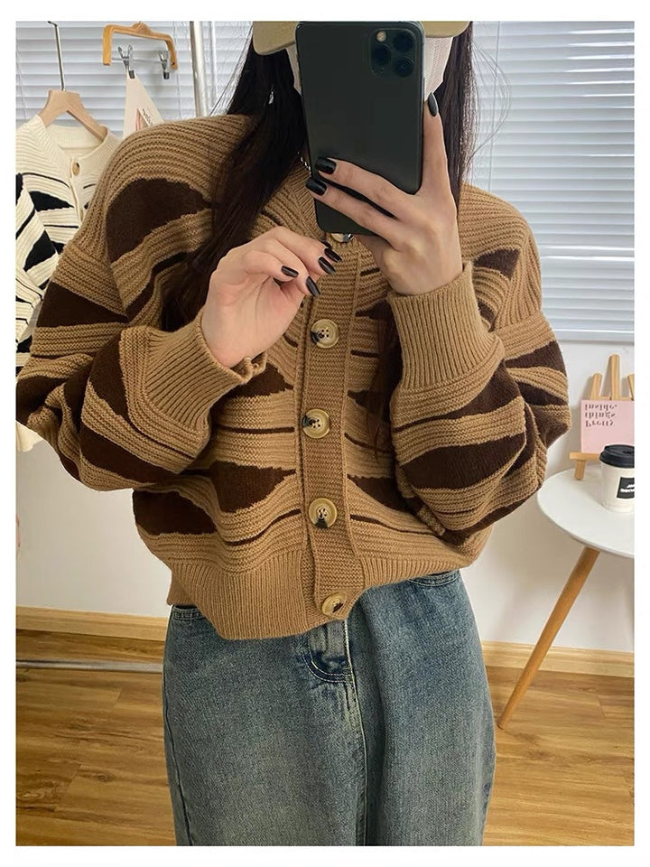 Cardigan pour femmes avec un motif de vagues compliqué et de grands boutons en bois Chic & Stil