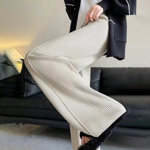 Pantalons en tricot de haute qualité pour femmes avec une taille douce et une élégante structure en rib Chic & Stil