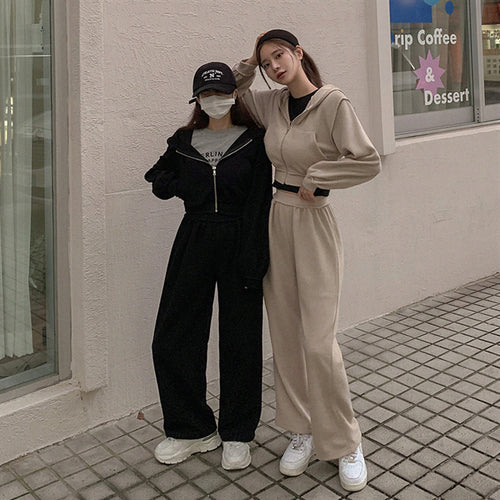 Ladies sporty lounge set with hoodie and wide-cut pants Chic & Stil