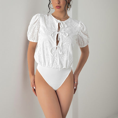Blouse à manches bouffantes pour femmes avec des motifs floraux décoratifs et cordon de serrage Chic & Stil