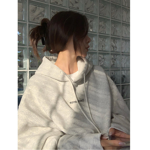 Women's hoodie with a casual cut and practical kangaroo pocket design