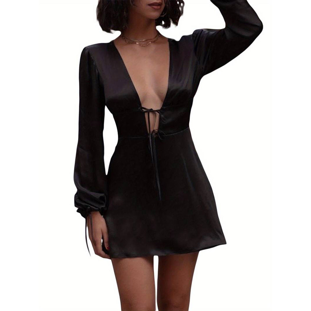 Robe mini chic pour femmes avec décolleté en V et bretelles froncées Chic & Stil