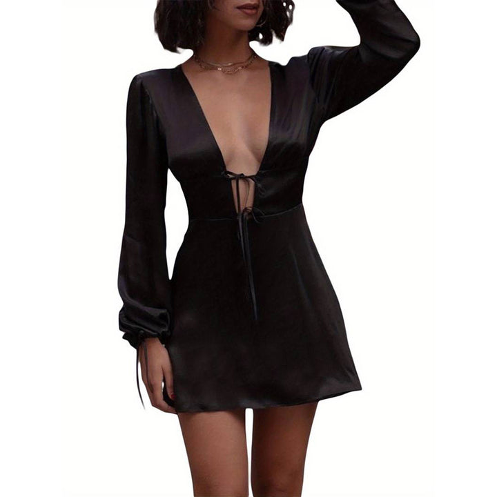 Robe mini chic pour femmes avec décolleté en V et bretelles froncées Chic & Stil