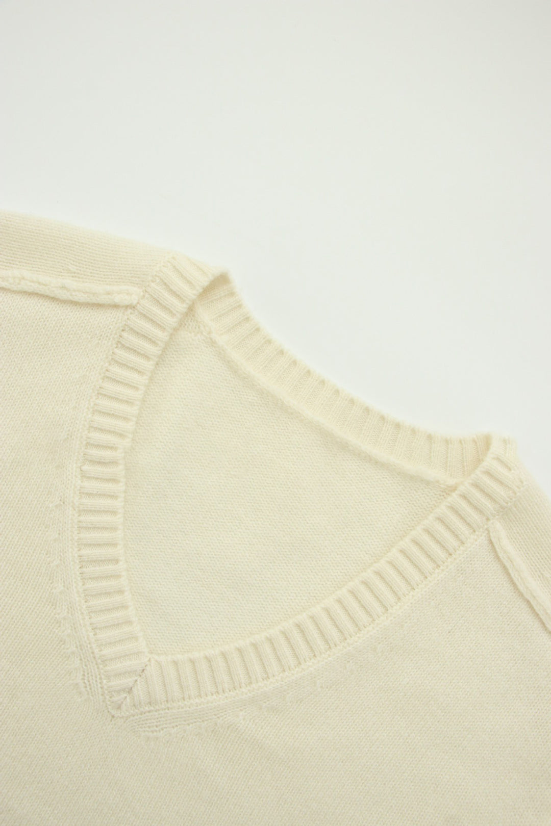 Pull V côtelé pour femmes en laine de haute qualité Chic & Stil
