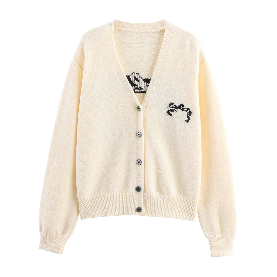 Ladies cozy knit pullover with an elegant V-neck and a decorative cut Lune London