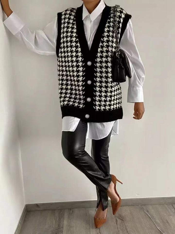 Knitted women's vest with a trendy houndstooth pattern and elegant pearl details Lune London