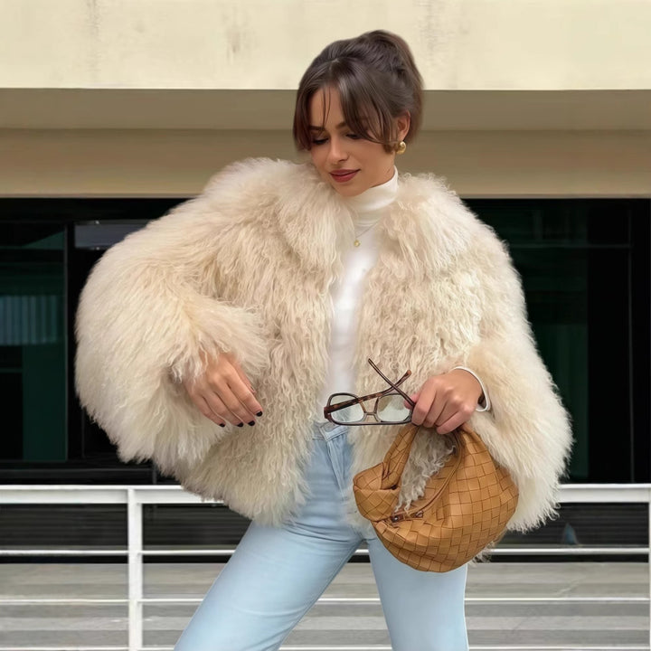 Ladies Luxurious Fur Coat with Voluminous Sleeves and a Chic Elegant Cut