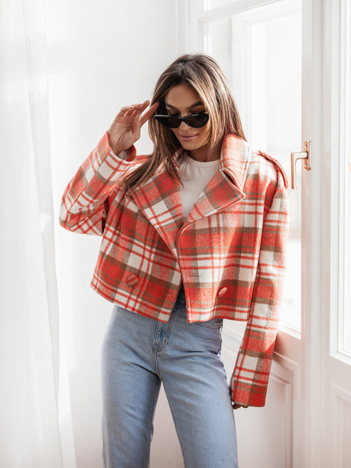 Elegant short jacket for women with a casual fit and practical pockets Lune London
