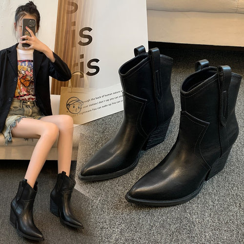 Fashion boots for women with an elegant look with a pointed toe Amarae