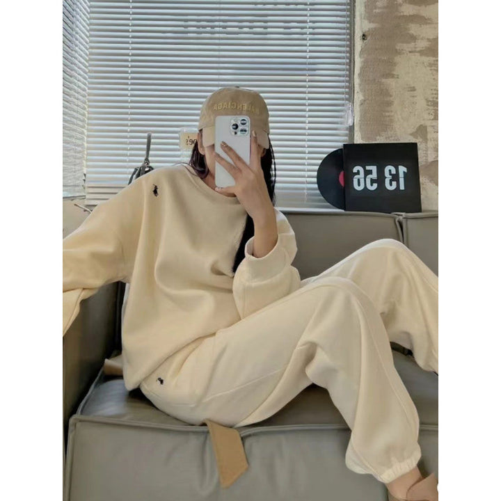 Women's comfortable sweat suit with practical pockets and elastic waistband Chic & Stil