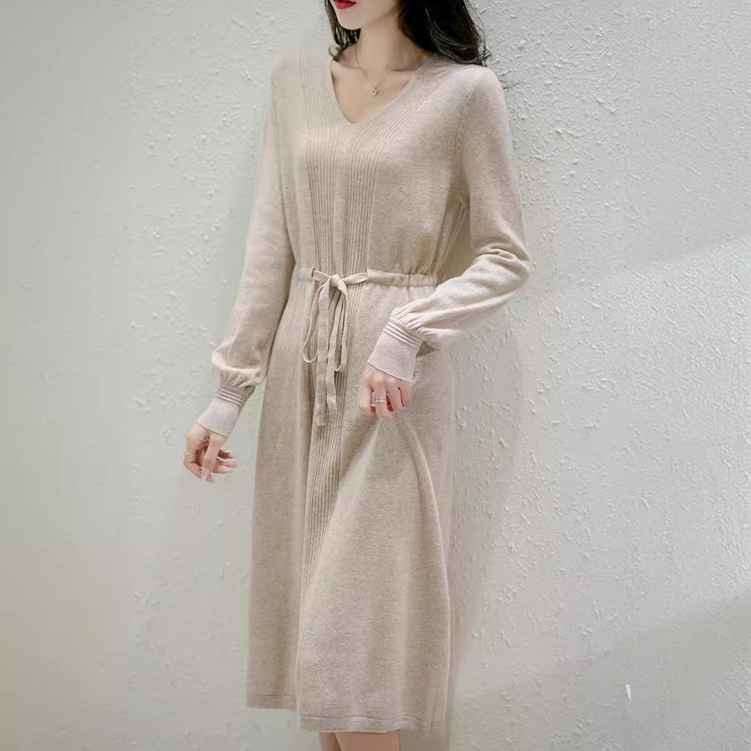 Robe en tricot pour femmes avec décolleté en V et ceinture à la taille Chic & Stil