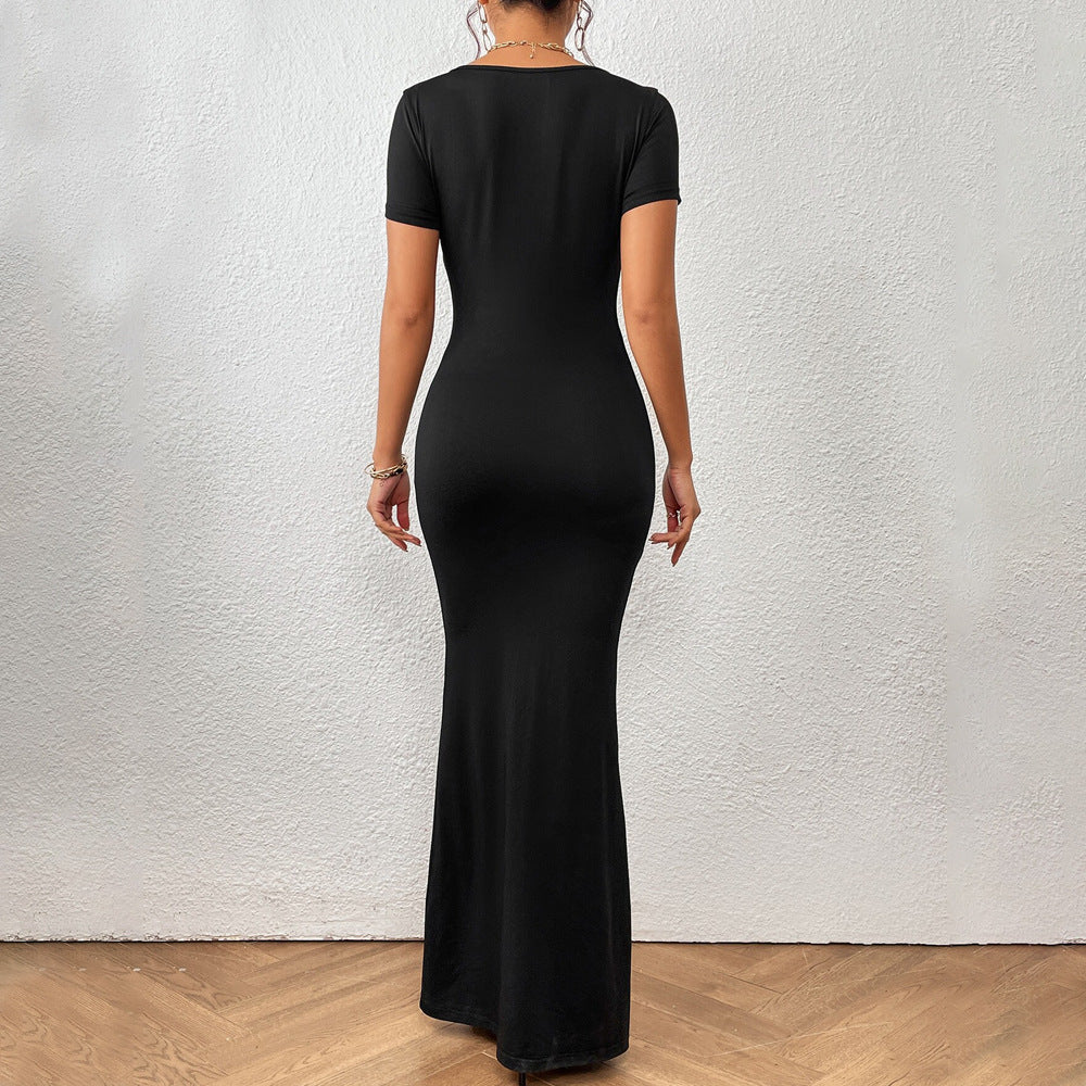 Robe maxi élégante pour femmes avec décolleté en U profond et coupe ajustée Chic & Stil