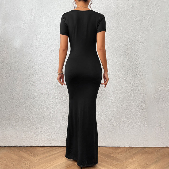 Robe maxi élégante pour femmes avec décolleté en U profond et coupe ajustée Chic & Stil