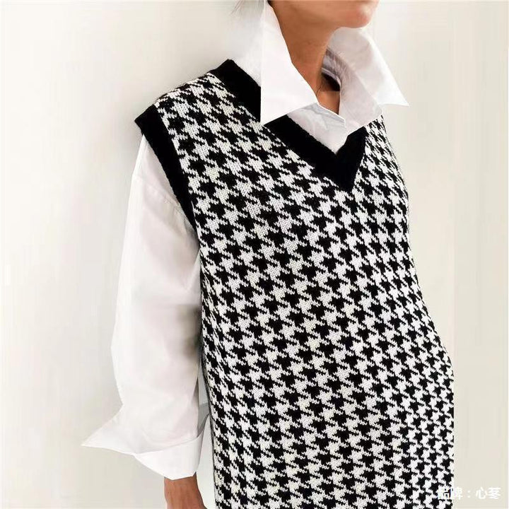 Lune Londonl women's knitted dress with a trendy houndstooth pattern