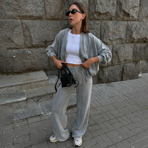 Casual outfit for women with a sweatshirt-like top and a loose-fit pant approach Amarae