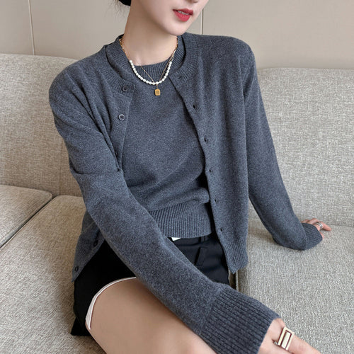 Cardigan femme en maille fine avec détails de boutons et encolure ronde Chic & Stil