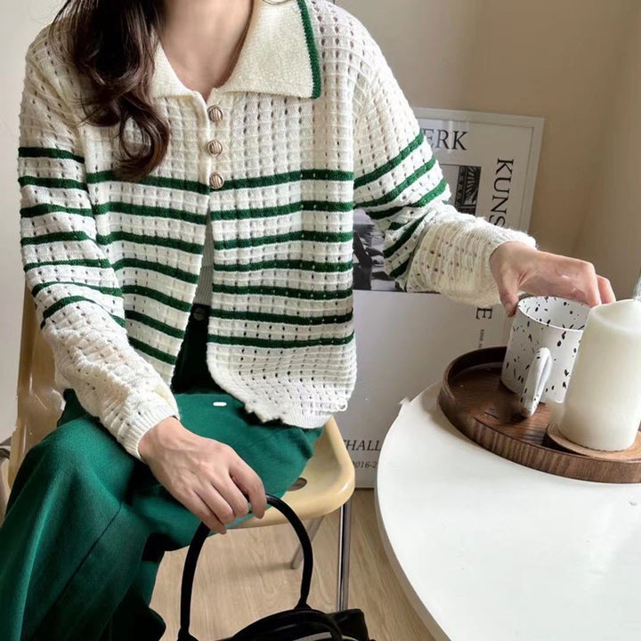 Cardigan féminin à la mode avec des boutons décoratifs et un motif rayé Chic & Stil