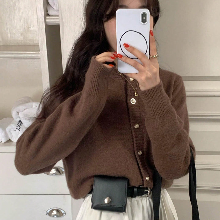 Cardigan confortable pour femmes avec des détails de boutons dorés et un élégant col en V Chic & Stil