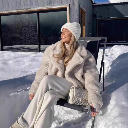 Veste en polaire confortable pour femmes avec des revers élégants et des poches pratiques Chic & Stil