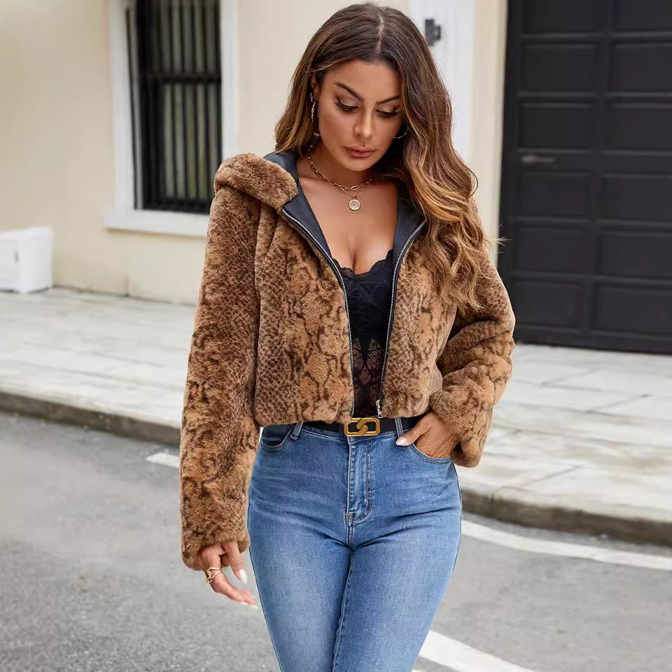 Faux fur jacket for women with contrasting details and a trendy cut Lune London