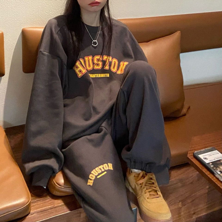 Women's Comfortable Oversized Sweatshirt-Pant Combination Chic & Stil