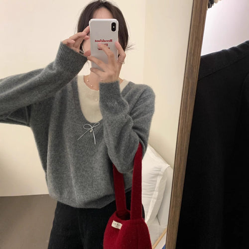 Pull femme avec col en V élégant et applique nœud en premium Chic & Stil