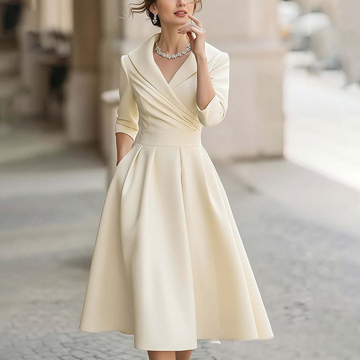 Robe midi pour femme avec un élégant décolleté en wrap et fronces Chic & Stil