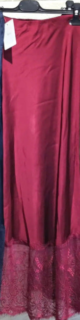 Jupe maxi élégante pour femmes avec finies en dentelle et drapé fluide Chic & Stil