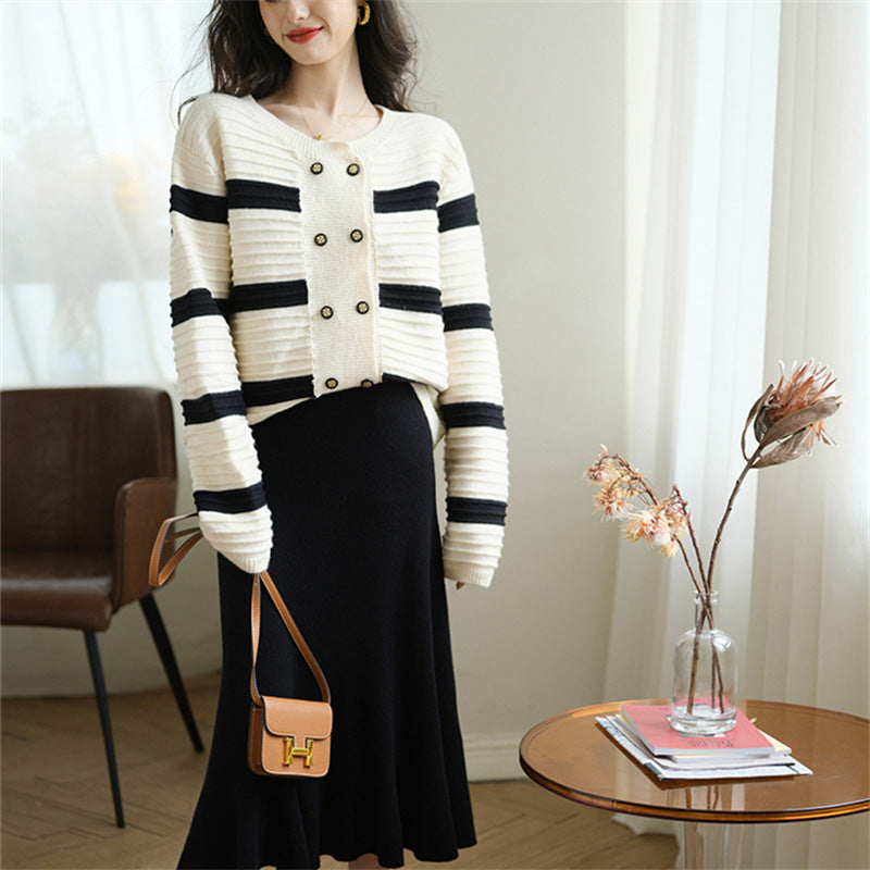 Cardigan pour femmes avec boutons décoratifs et motif rayé Chic & Stil