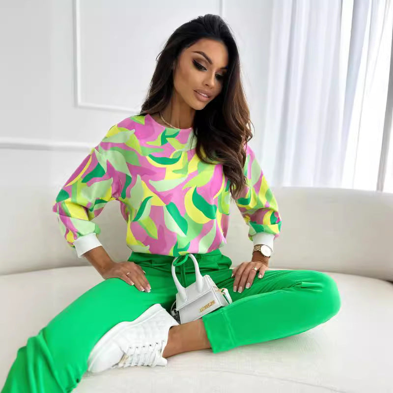Casual women's sweatshirt with a colorful floral pattern and drop shoulders Lune London