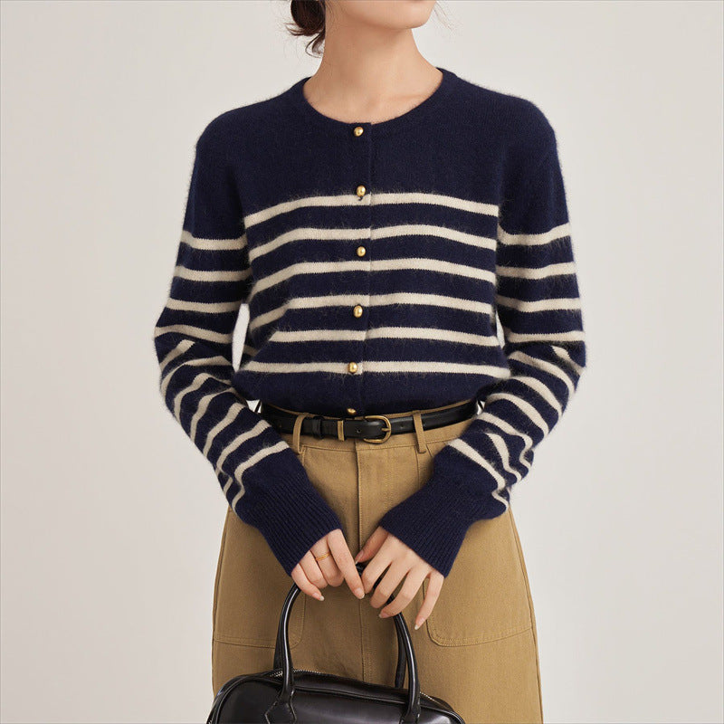 Cardigan rayé pour femmes en matériau fin avec des boutons dorés Chic & Stil