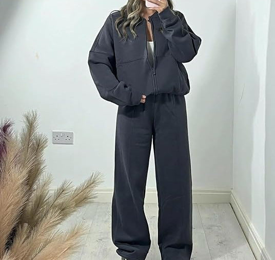 Women's sporty loungewear set with relaxed fit and comfortable materials Lune London