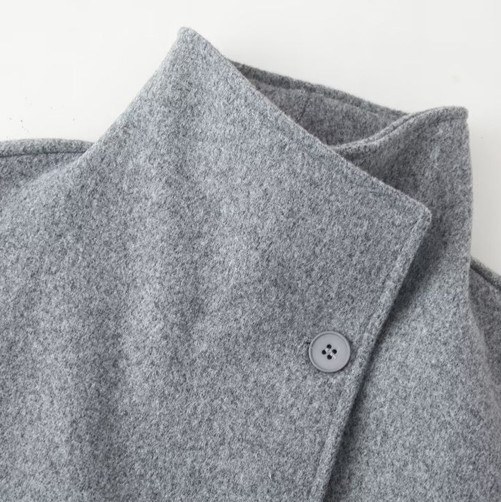 Veste en laine à la mode pour femmes avec col haut et patte à double bouton Chic & Stil
