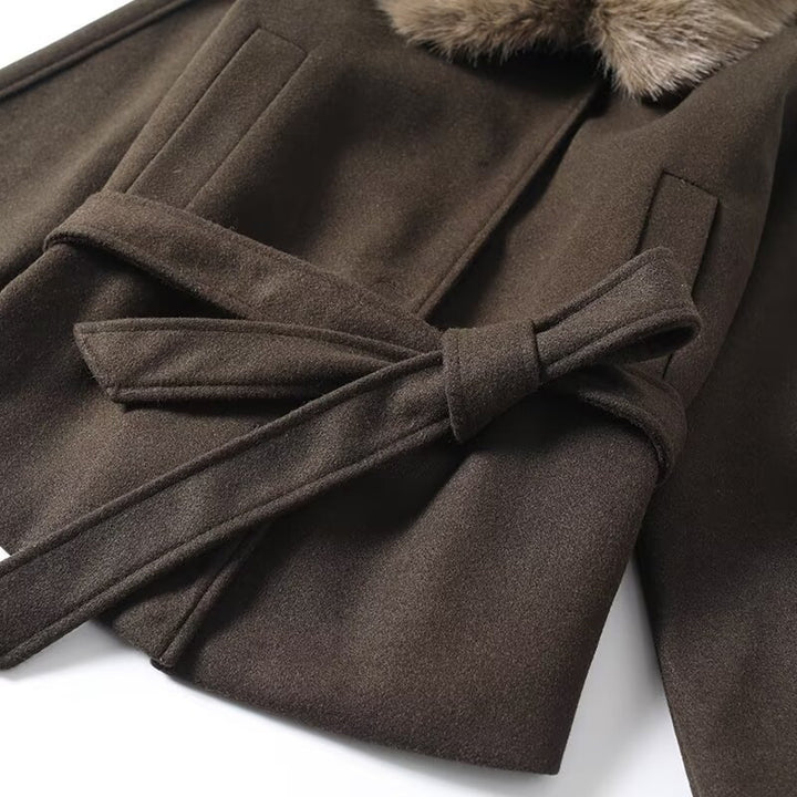 Veste de transition pour femmes avec col en fausse fourrure luxueux et ceinture à la taille Chic & Stil
