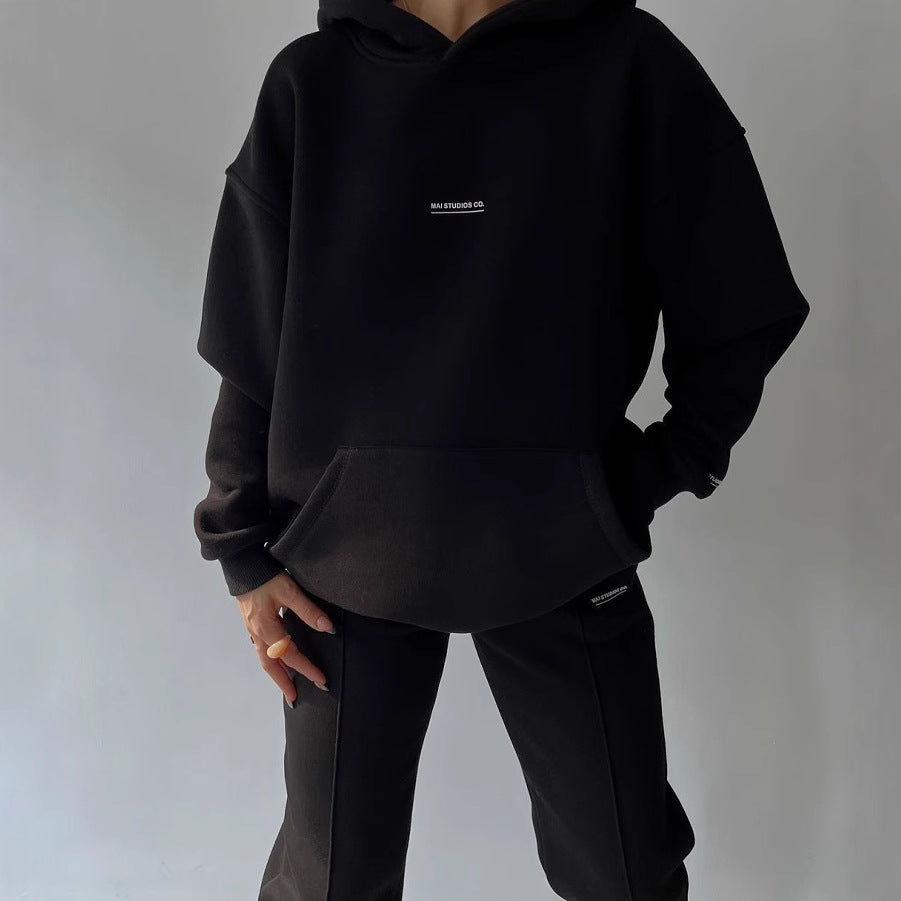 Ladies oversized comfortable sweatshirt with kangaroo pockets and modern inscription Lune London