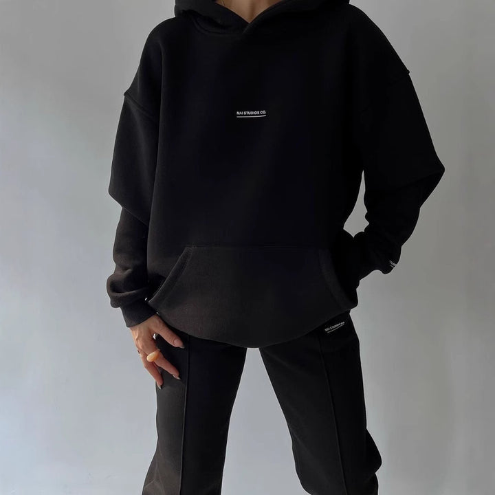 Ladies oversized comfortable sweatshirt with kangaroo pockets and modern inscription Lune London