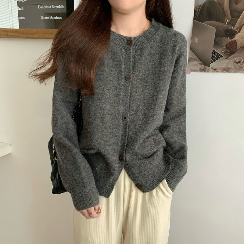 Cardigan tricoté confortable pour femmes avec poches pratiques et fermeture à boutons Chic & Stil