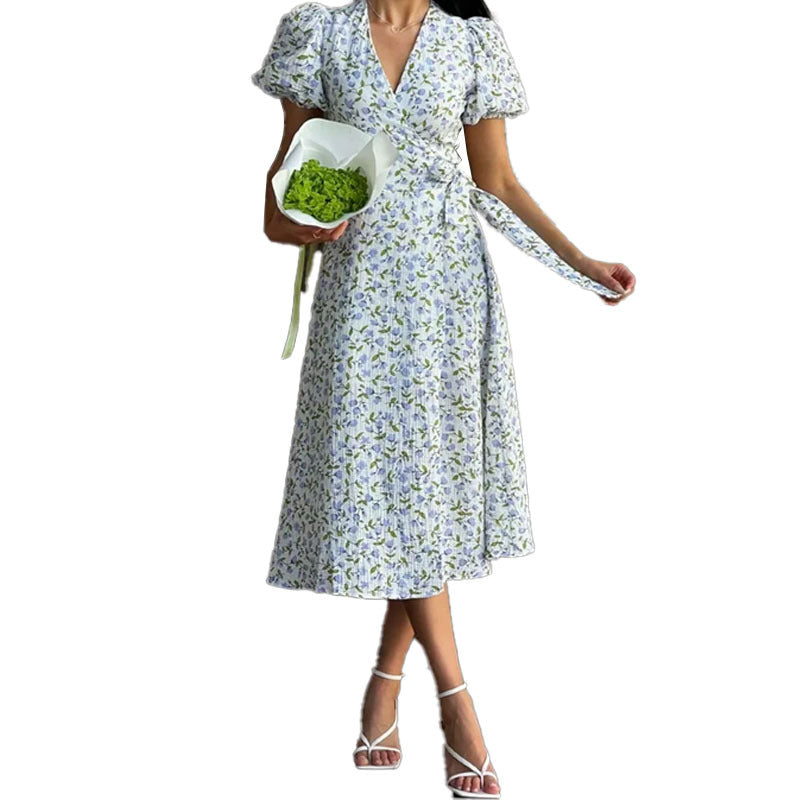 Robe portefeuille pour femmes avec des manches bouffantes volumineuses et des embellissements floraux Chic & Stil