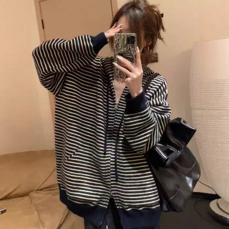 Cardigan féminin à la mode avec un large motif rayé et des poches pratiques Chic & Stil
