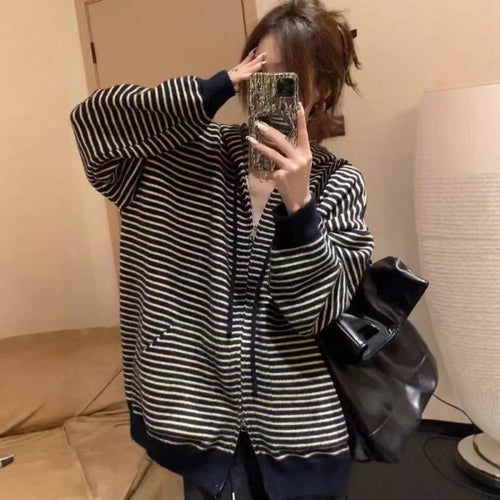 Cardigan féminin à la mode avec un large motif rayé et des poches pratiques Chic & Stil
