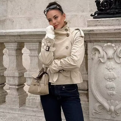 Manteau trench tendance pour femmes avec pattes de boutonnage asymétriques et ceinture à la taille Chic & Stil