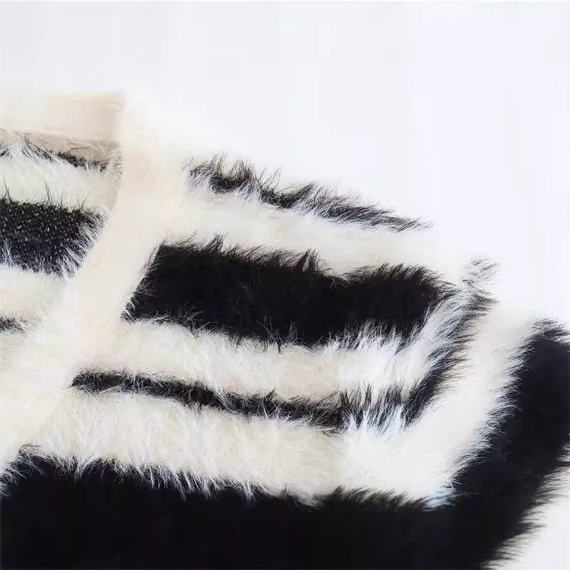 Ladies comfortable knitted cardigan with a modern striped pattern and a soft material Lune London