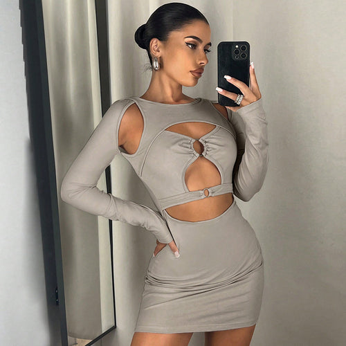 Robe mini femme avec découpes asymétriques et détails de bague élégants Chic & Stil