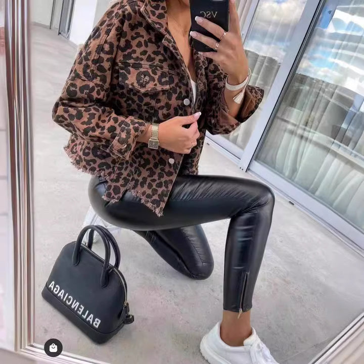 Ladies' denim jacket with a trendy leopard print Lune London