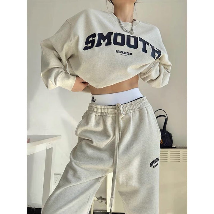 Women's set with cropped sweatshirt and comfortable jogging pants Chic & Stil
