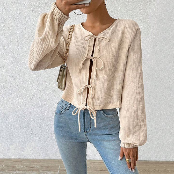 Blouse courte pour femmes avec des détails de lacets sophistiqués Chic & Stil